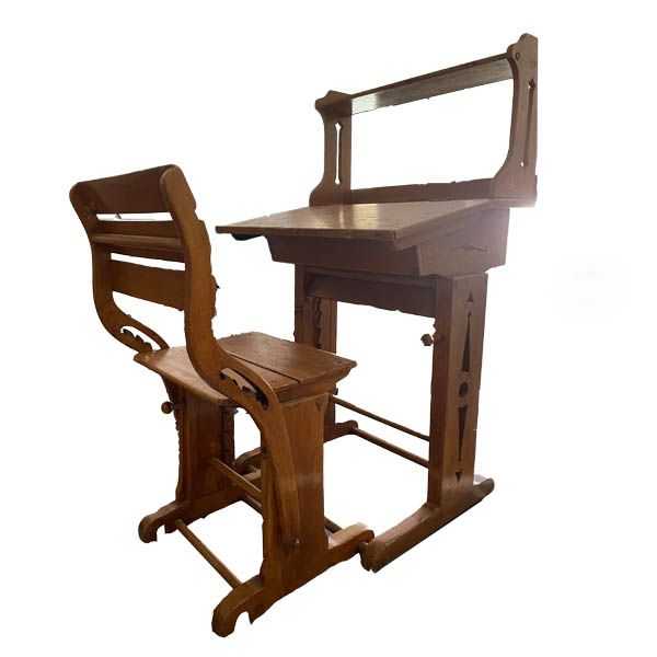 Schreibpult mit Stuhl