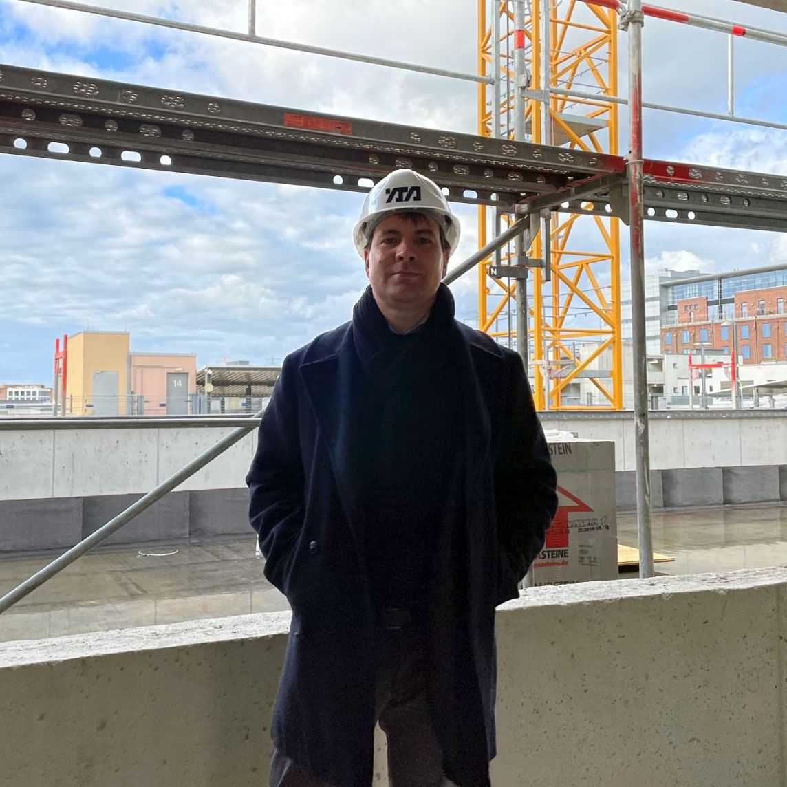 Dr. Stefan Brauckmann steht auf der Baustelle des Gabriel-Riesser-Hauses in Harburg