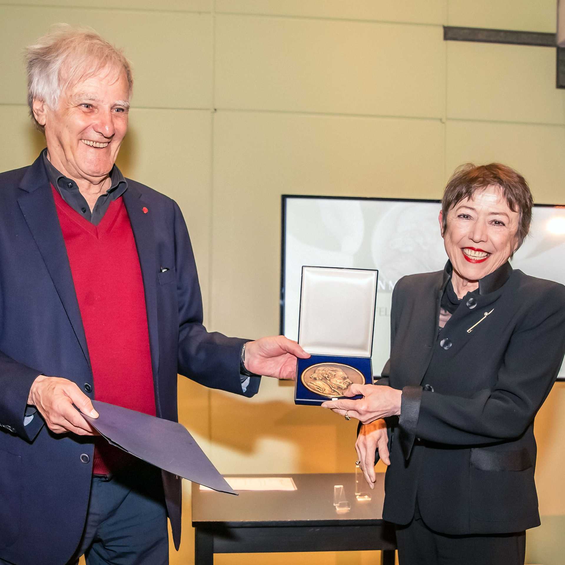 Dr. Felicitas Heimann-Jelinek erhält die Auszeichnung von Prof. Dr. Julius H. Schoeps