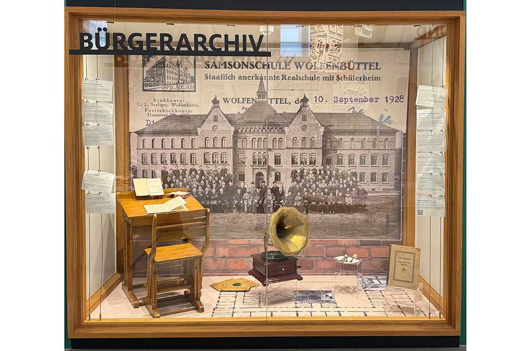 Vitrine zur Samsonschule im Bürger Museum Wolfenbüttel