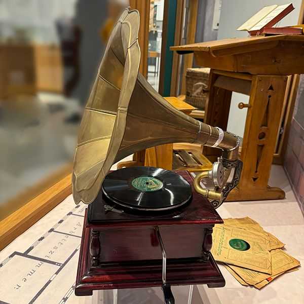 Grammophon mit Schellackplatten