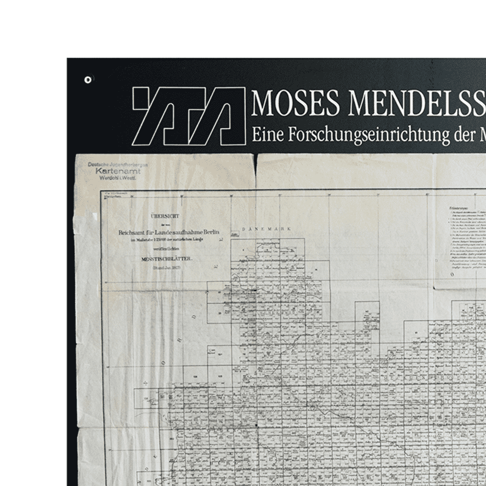 Eine historische Blattübersicht der Topographischen Karte 1:25.000 hängt an einer Tafel im Moses Mendelssohn Institut