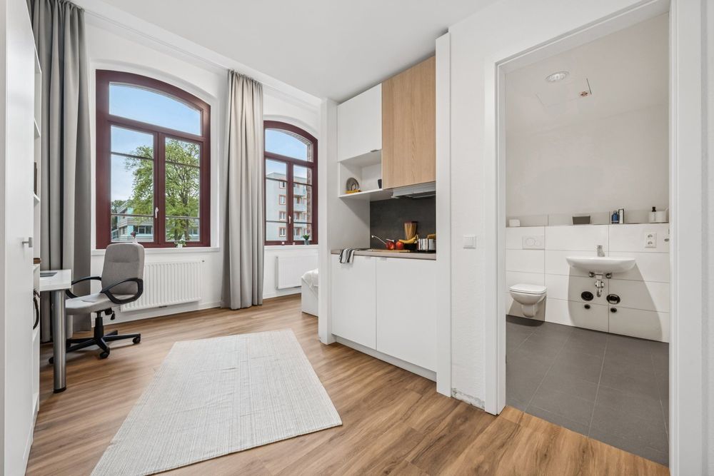 Einzelapartment im Wohnheim Samsonschule in Wolfenbüttel. Vollmöbliert mit eigenem Duschbad, Kleinküche, Schreibtisch und Bett.